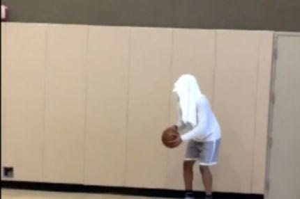 VIDEO: Επικό σουτ με πετσέτα στα μάτια!