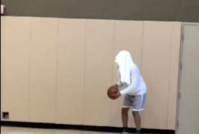 VIDEO: Επικό σουτ με πετσέτα στα μάτια!