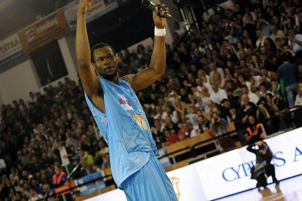 Ο Πέτγουεϊ τραγουδάει Καρρά και Παντελίδη