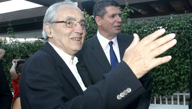 Καυστική απάντηση Πολίτη στο Contra.gr: “Είναι κομήτες”