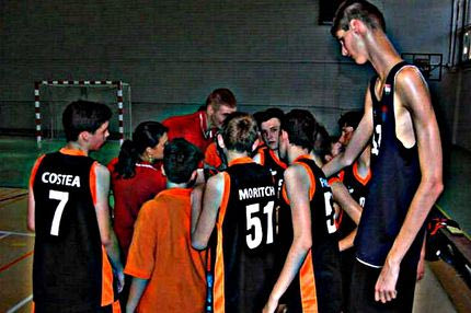 ΑΠΙΣΤΕΥΤΟ: Είναι 15 ετών και έχει ύψος 2.29!