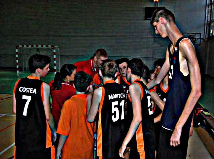 ΑΠΙΣΤΕΥΤΟ: Είναι 15 ετών και έχει ύψος 2.29!