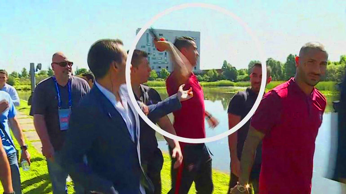 Απαράδεκτη και προκλητική κίνηση Κριστιάνο Ρονάλντο σε δημοσιογράφο