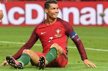 Με… καλσόν στο γήπεδο o Ρονάλντο