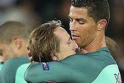 Αγκαλιά και παρηγοριά στον συντετριμμένο Μόντριτς ο Ρονάλντο