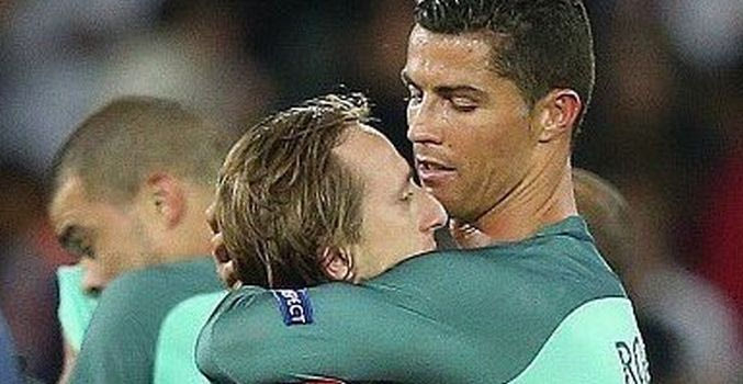 Αγκαλιά και παρηγοριά στον συντετριμμένο Μόντριτς ο Ρονάλντο