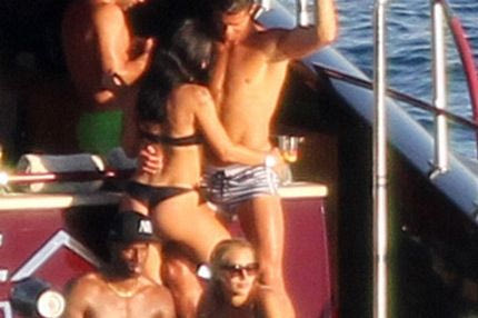 Τα “έσπασε” στην Ίμπιζα ο Ρονάλντο: Αγκαλιές και φιλιά με σέξι μοντέλο