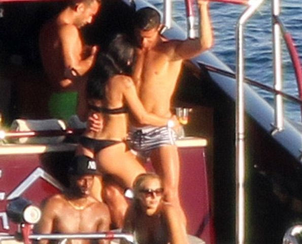 Τα “έσπασε” στην Ίμπιζα ο Ρονάλντο: Αγκαλιές και φιλιά με σέξι μοντέλο