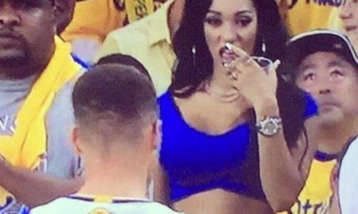 Αυτή είναι η σέξι οπαδός που ξεμυάλισε τον Κάρι