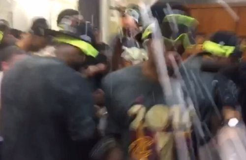 Χαμός στα αποδυτήρια των Καβαλίερς!