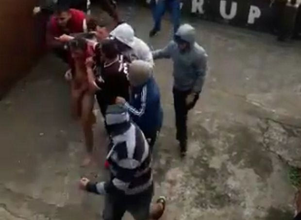 ΣΟΚ: Πανηγύρισε γκολ και οι αντίπαλοι τον έγδυσαν!