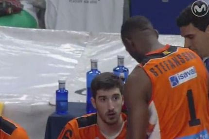 Μπερδεύτηκε και φόρεσε λάθος φανέλα ο Σάτο!