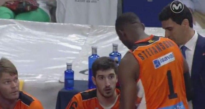 Μπερδεύτηκε και φόρεσε λάθος φανέλα ο Σάτο!