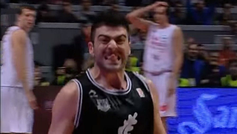 Τρίποντο του Βασιλειάδη πίσω από το κέντρο!