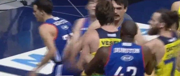 Καβγάς Βέσελι-Ερτέλ και ένταση στο παρκέ