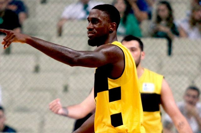 Ελεύθερος ο Οκάρο Ουάιτ