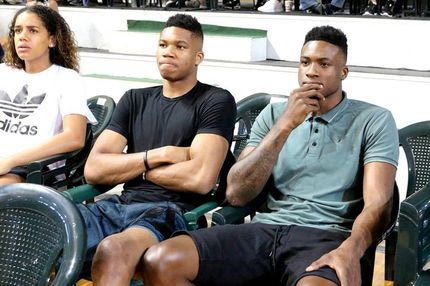 Γιάννης και Θανάσης παρακολουθούν τον… μικρό Αντετοκούνμπο