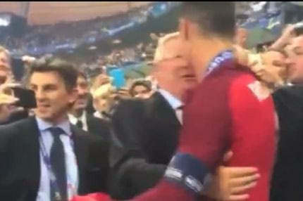 Η αγκαλιά του Σερ Άλεξ στον Ρονάλντο μετά την απονομή