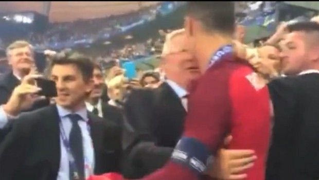 Η αγκαλιά του Σερ Άλεξ στον Ρονάλντο μετά την απονομή