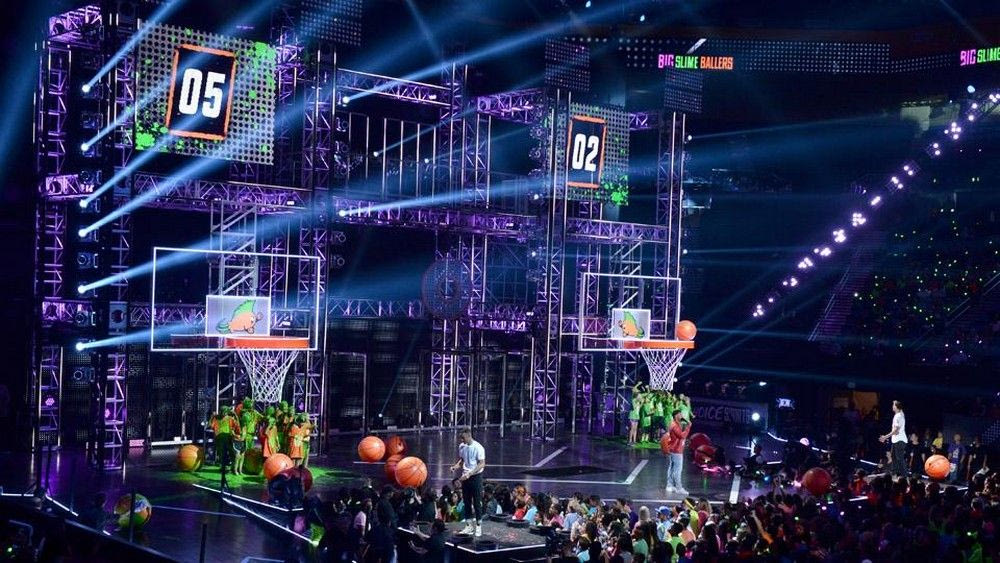 Κάρι και Τόμπσον ξετρελαίνουν πιτσιρικάδες σουτάροντας με τεράστιες μπάλες