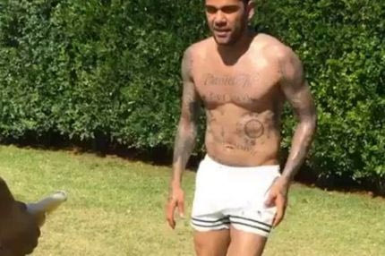 Ο Ντάνι Άλβες άνοιξε μπύρα με ψαλιδάκι