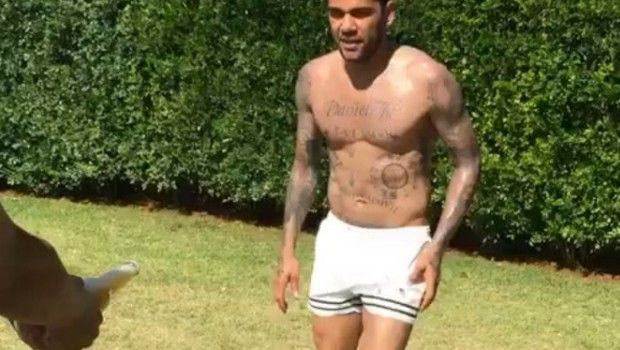 Ο Ντάνι Άλβες άνοιξε μπύρα με ψαλιδάκι