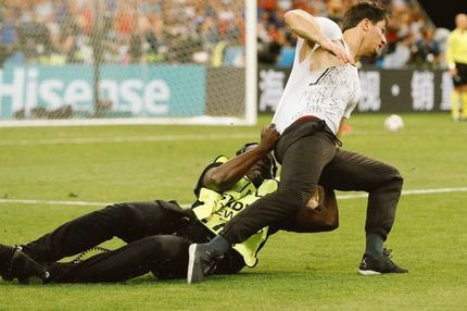 Εισβολή οπαδού στον τελικό του Euro