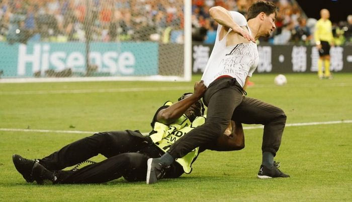 Εισβολή οπαδού στον τελικό του Euro