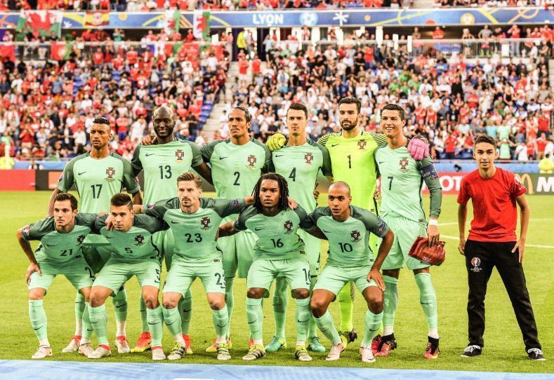 Εισβολέας στην ομαδική φωτογραφία της Πορτογαλίας
