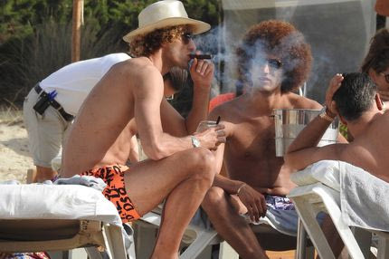 Ο Φελαϊνί καπνίζει πούρα στην Ίμπιζα παρέα με τον δίδυμο αδερφό του!