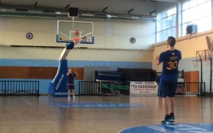 Φόρεσε φανέλα Κάρι και το έβαλε από το… σπίτι του ο Φορτούνης