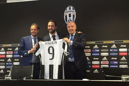 Παρουσιάστηκε ο Ιγκουαΐν: “Ο Ντε Λαουρέντις με έσπρωξε στη Γιουβέντους”