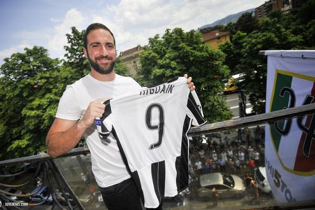 “Τρέλα” για Ιγκουαΐν: Οι πρώτες στιγμές του στο Τορίνο