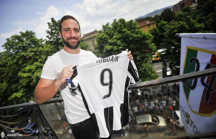 “Τρέλα” για Ιγκουαΐν: Οι πρώτες στιγμές του στο Τορίνο