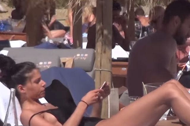 Ο Μάντζαρης με την “καυτή” σύντροφό του στη Μύκονο