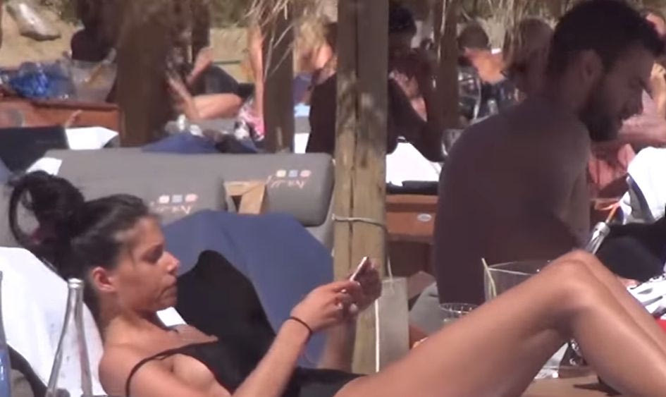 Ο Μάντζαρης με την “καυτή” σύντροφό του στη Μύκονο