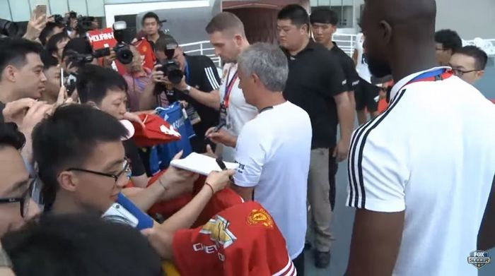 Ο Μουρίνιο αρνήθηκε να υπογράψει φανέλα της Τσέλσι