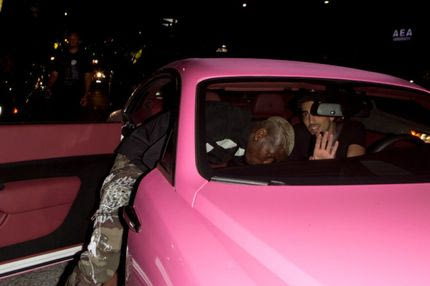 Με ξανθό μαλλί και ροζ αυτοκίνητο ο Πογκμπά