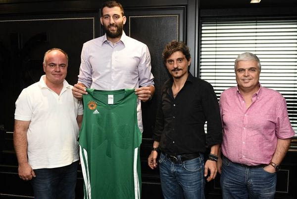 Το αρχαιοελληνικό σύμβολο στο γραφείο του Γιαννακόπουλου