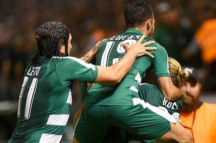 Σχεδιάζει το ευρωπαϊκό του προφίλ σε λευκό χαρτί