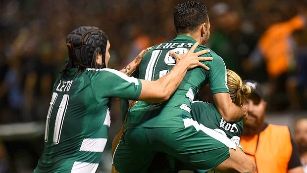 Σχεδιάζει το ευρωπαϊκό του προφίλ σε λευκό χαρτί