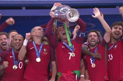 Η απονομή του τροπαίου στην Πορτογαλία