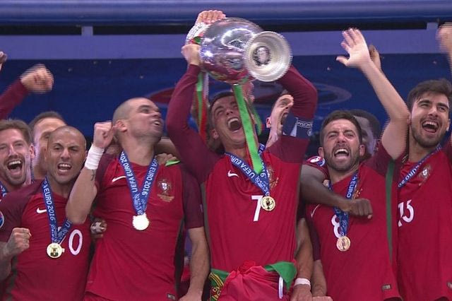 Η απονομή του τροπαίου στην Πορτογαλία