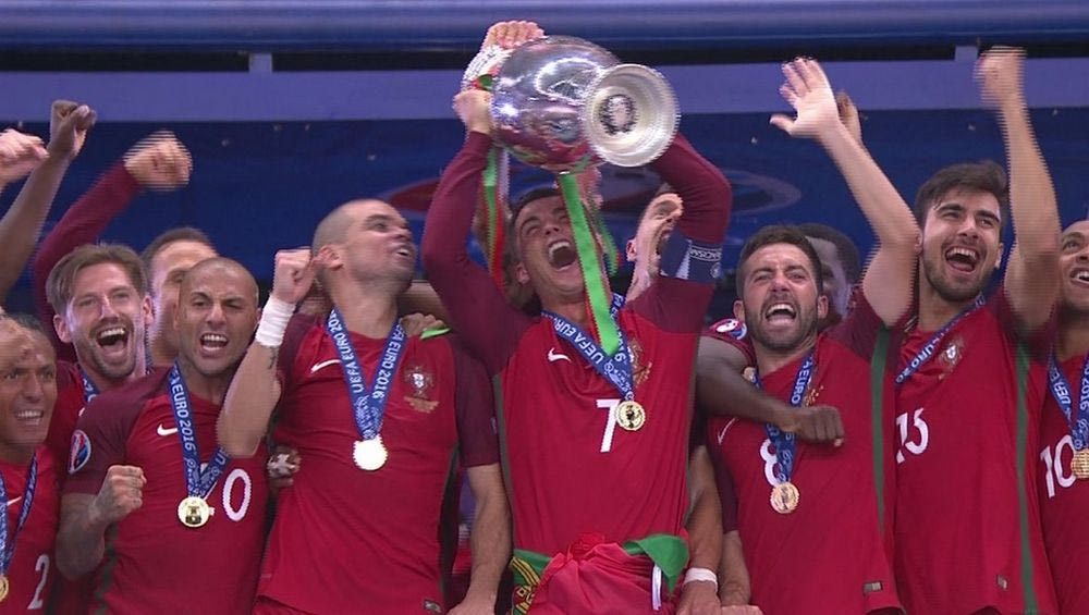 Η απονομή του τροπαίου στην Πορτογαλία