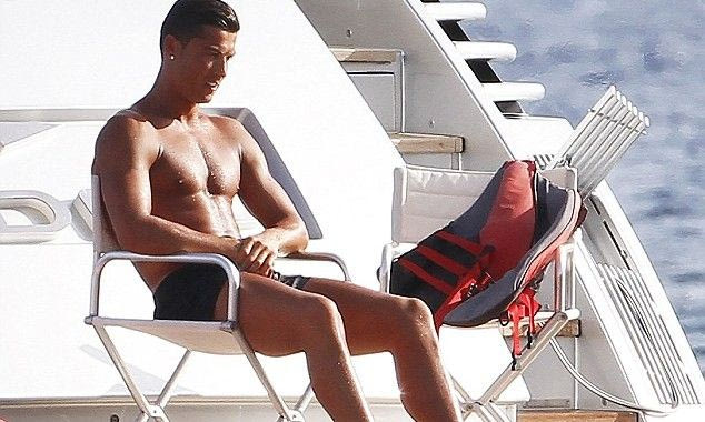 Ο Ρονάλντο διασκεδάζει με σεξοβόμβα του Χόλιγουντ