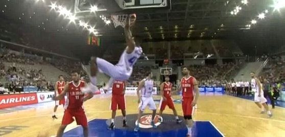 Φοβερό κάρφωμα από Θανάση Αντετοκούνμπο