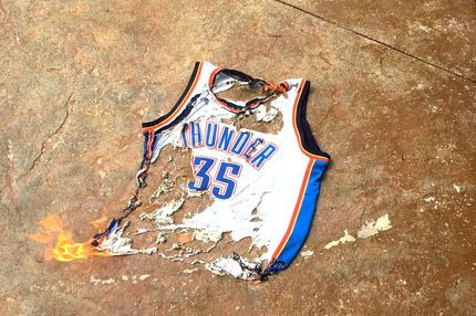 Οργή κατά Ντουράντ, έκαψαν φανέλες του