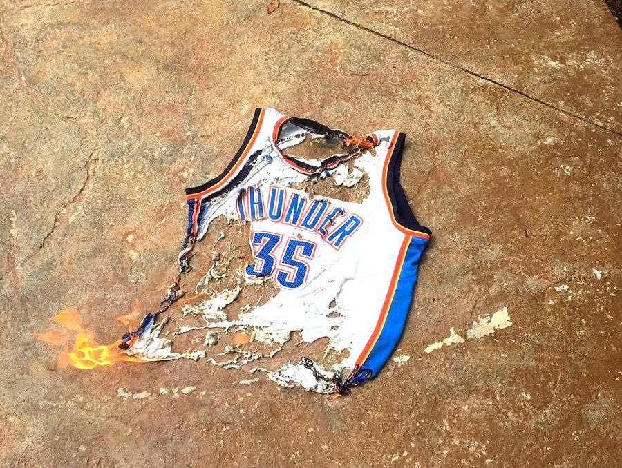 Οργή κατά Ντουράντ, έκαψαν φανέλες του