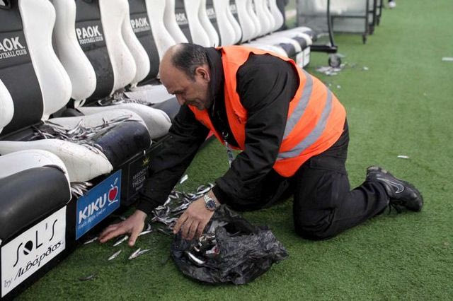 Δύο χρόνια εκτός Τούμπας ο οπαδός που έριξε ψάρια στον πάγκο του Ολυμπιακού