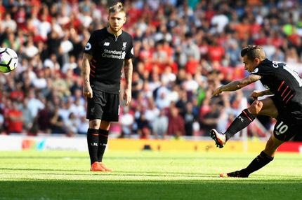 Η εκπληκτική εκτέλεση φάουλ του Κουτίνιο